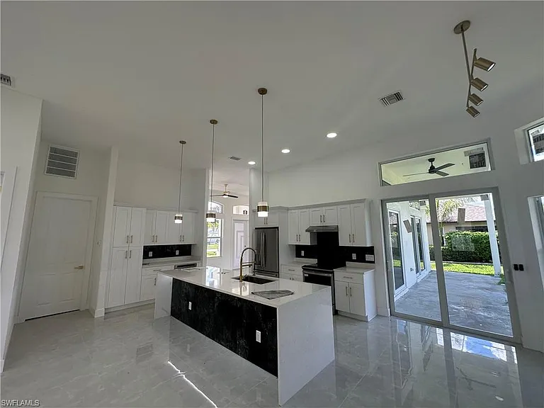 2220 SE 18th Ave — Photo 16