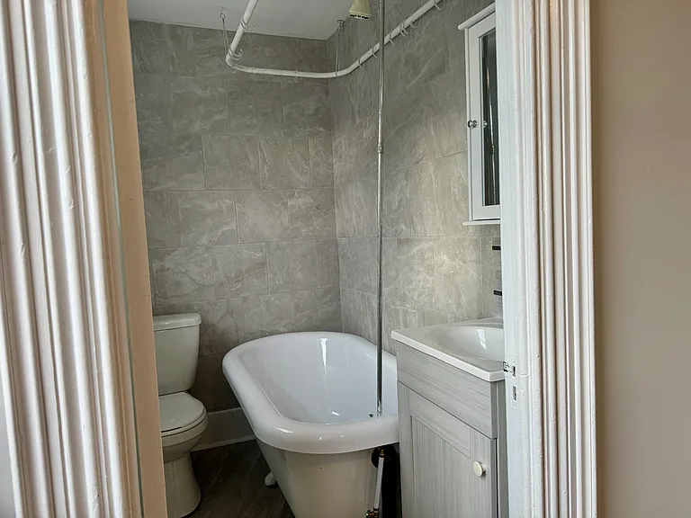 109 Clothier St W — Photo 12