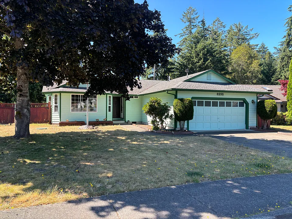 3233 Jeri Dr NE