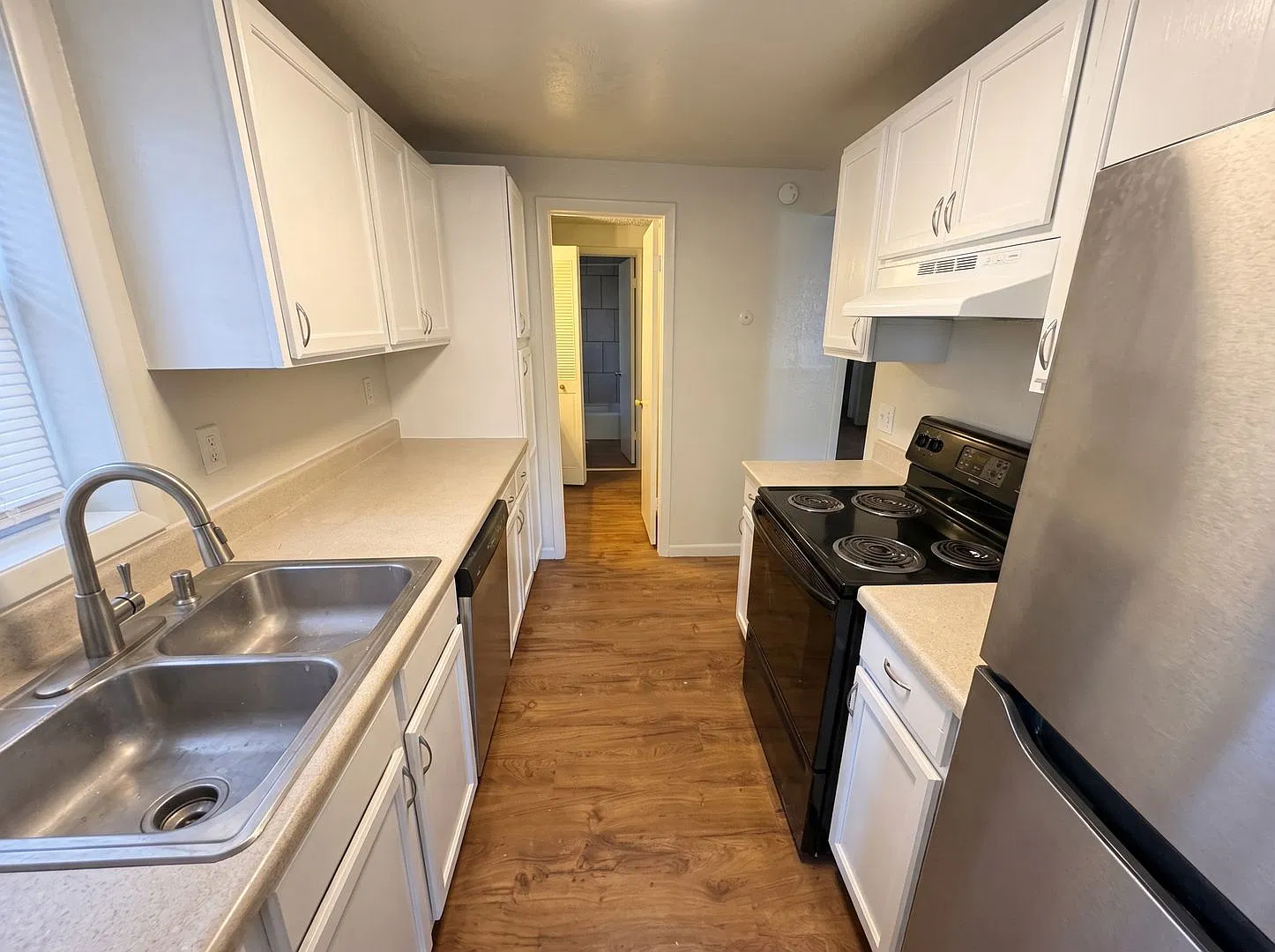 Fountain Creek Apartments - 1 Month Free - Cozy 1-Bedroom Creekside Apartment In Manitou Springs — Photo 1