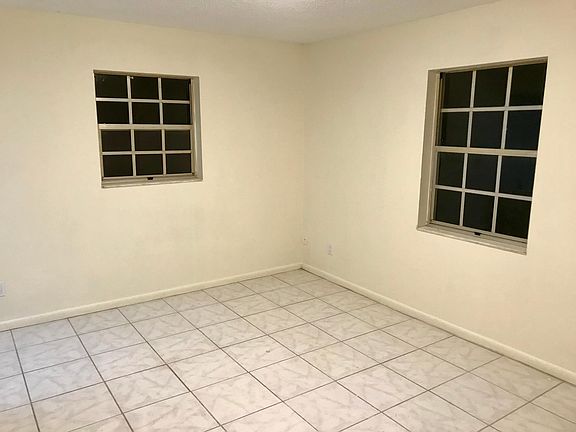 3rd image of 4989 W Oaklawn St