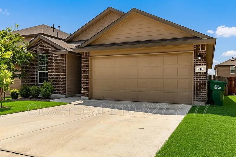 3 bed, 2.0 bath, 1644 sqft, $1,747 — Photo 1