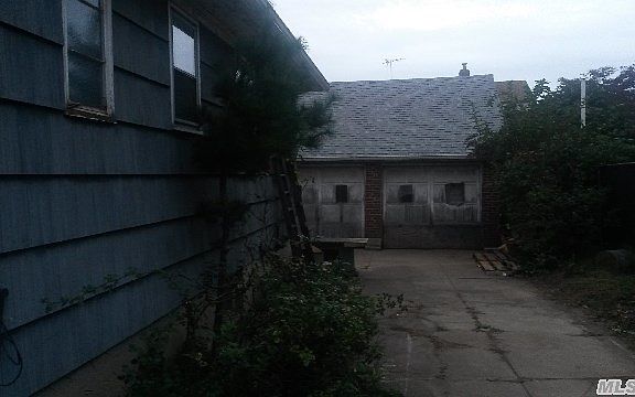 3rd image of 138 Westbury Ave