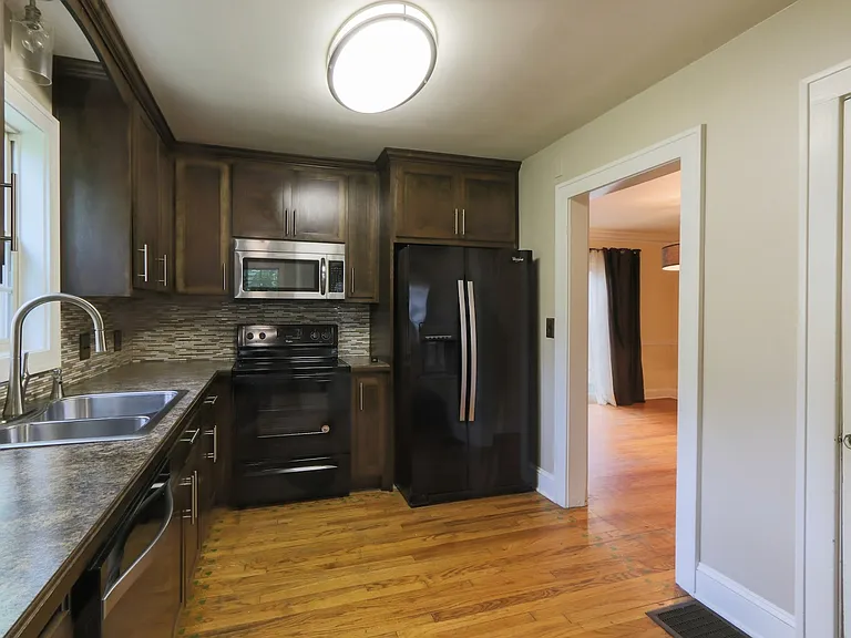 224 E Winthrope Rd — Photo 7
