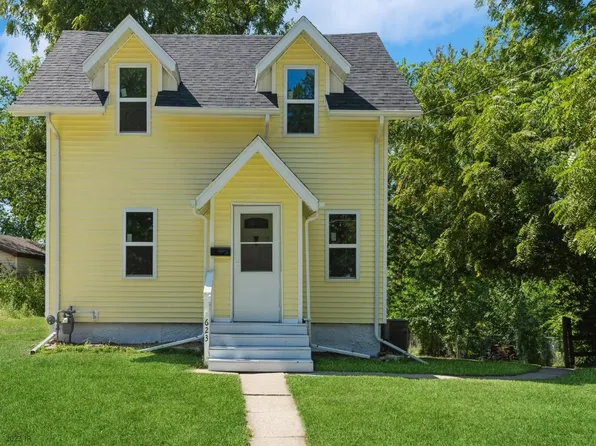 623 E 8th St S, Newton, IA 50208