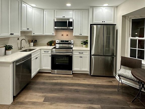 3rd image of 128 Barnsfield Ct #213