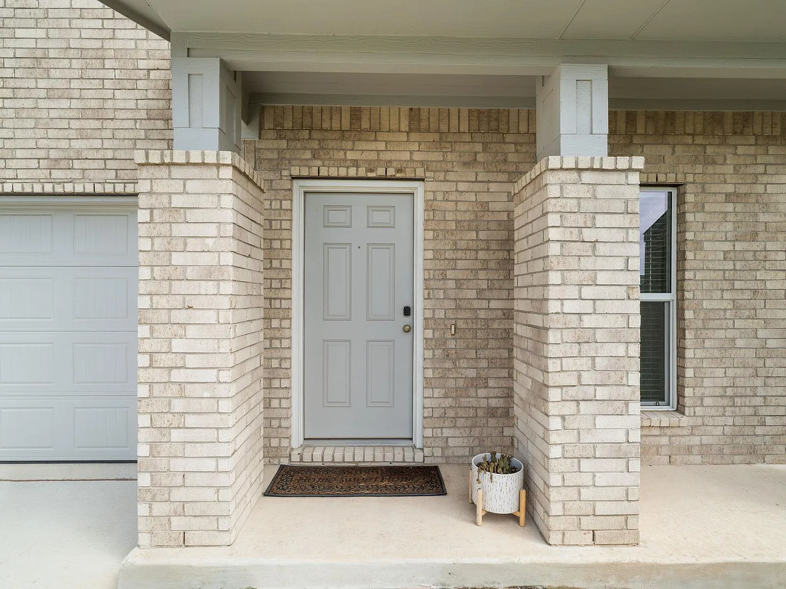 4 bed, 2.5 bath, 1926 sqft, $2,300 — Photo 4