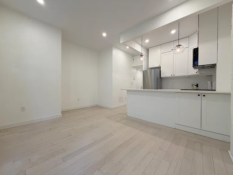 211 E 11th St #7 — Photo 2