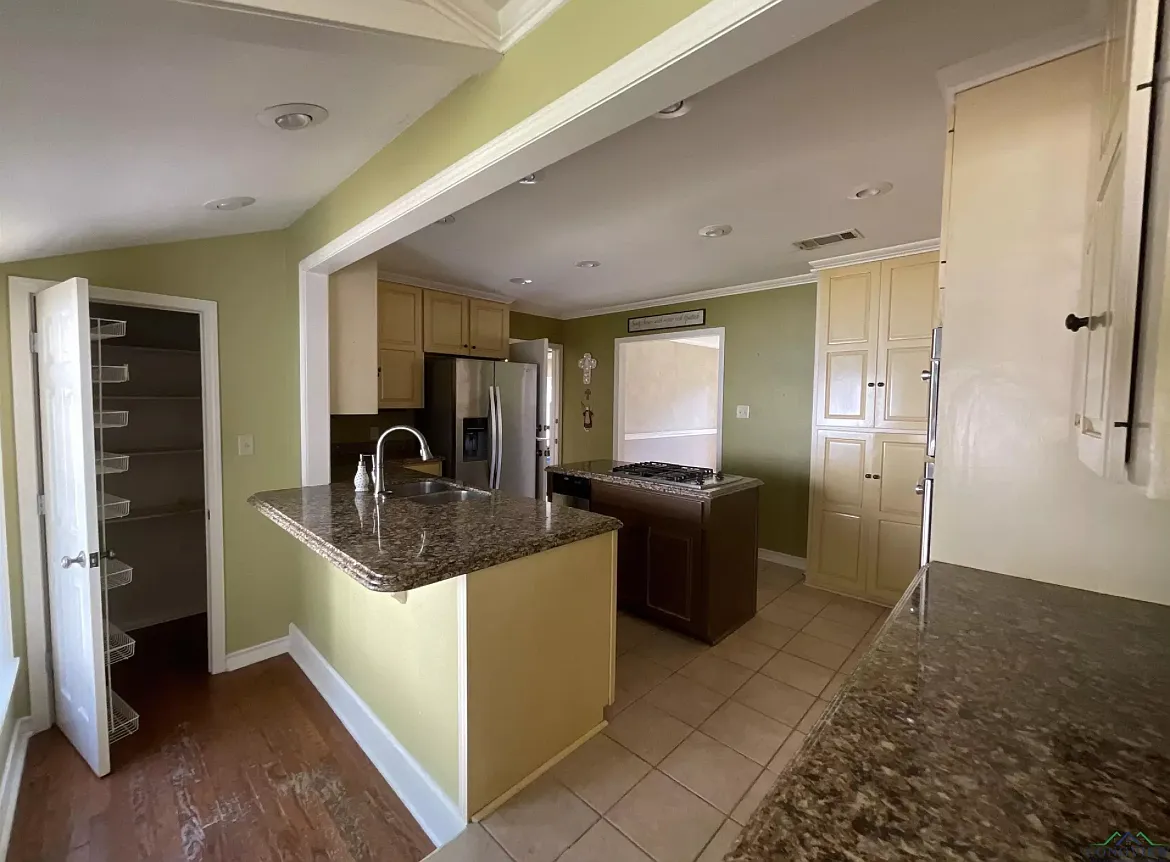 600 Shadywood Dr — Photo 4