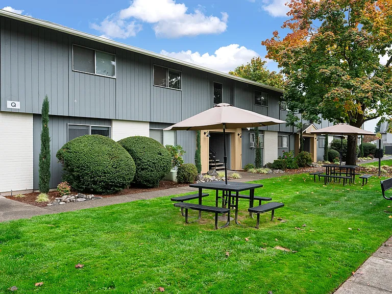 The Lindale | Exterior Courtyard