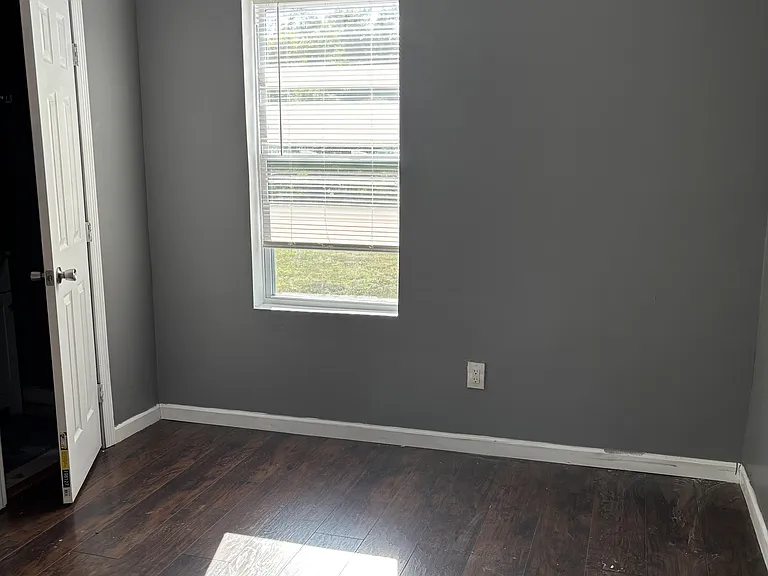 2521 Tremont Ave — Photo 8