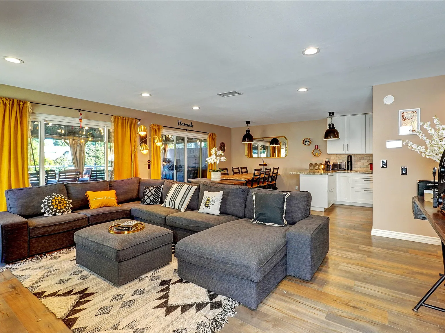 2 bed, 1231 sqft, $4,300 — Photo 3
