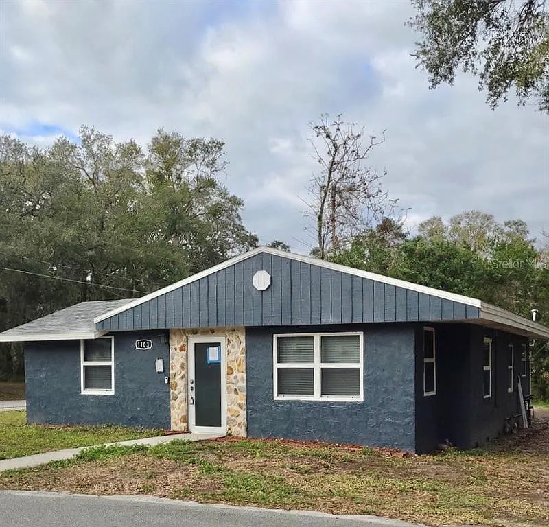 3 bed, 1.0 bath, 1040 sqft, $1,550 — Photo 1