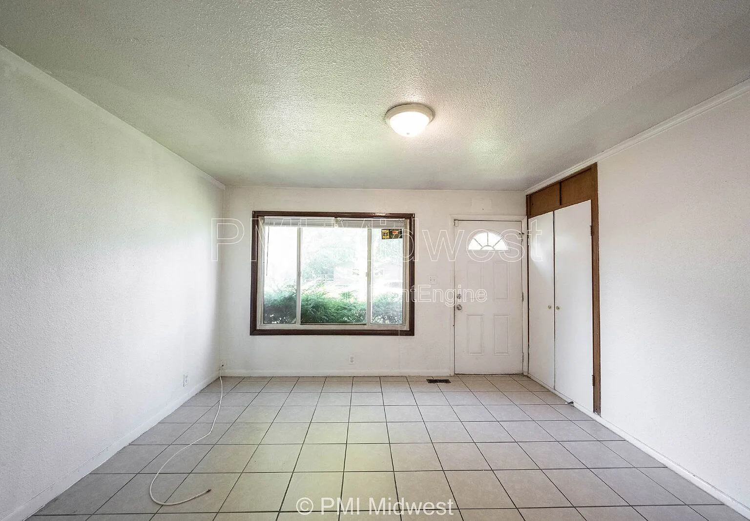 3 bed, 1.0 bath, 925 sqft, $1,299 — Photo 2