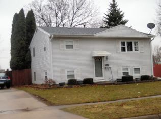 1002 Lakeview Dr, Rochelle, IL 61068