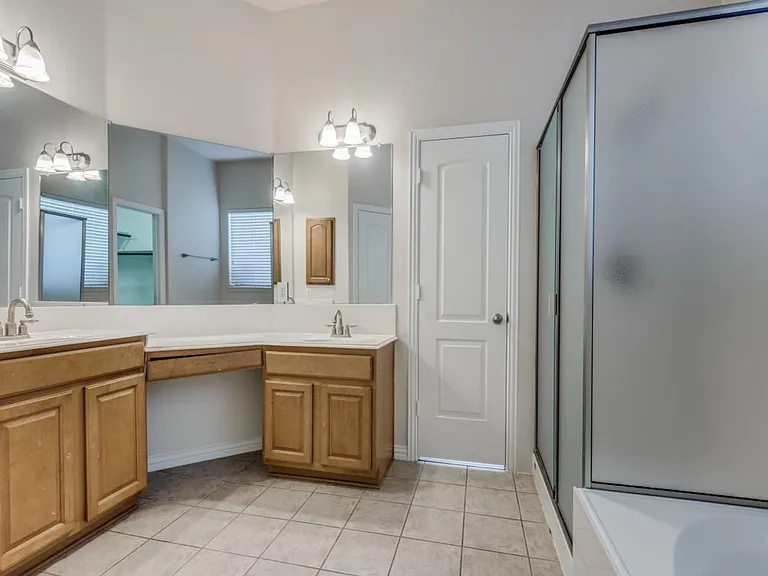 1901 Templegate Dr — Photo 13