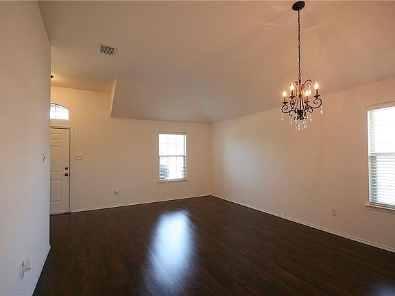 5th image of 1946 Livingston Ln