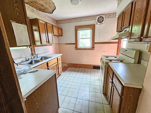4th image of 3904 Clinton Ave