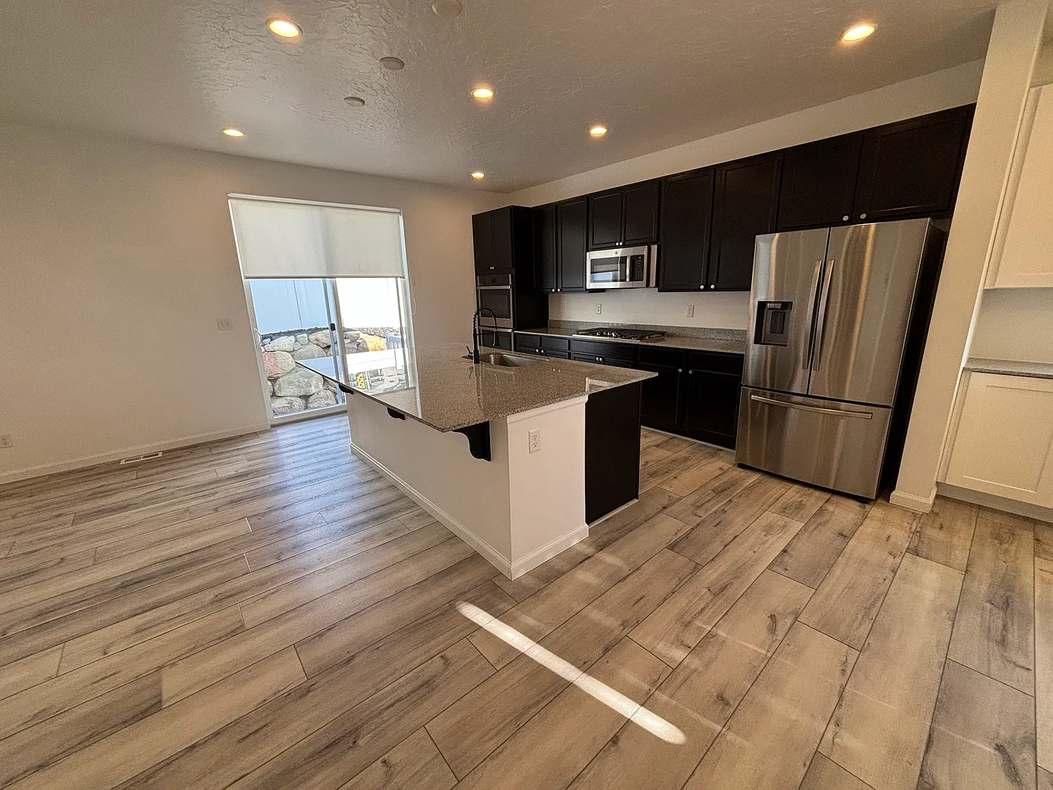 3 bed, 2.5 bath, 2300 sqft, $2,150 — Photo 2