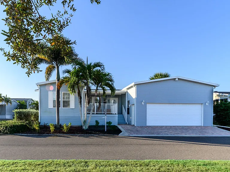 2 Emden Cir — Photo 47