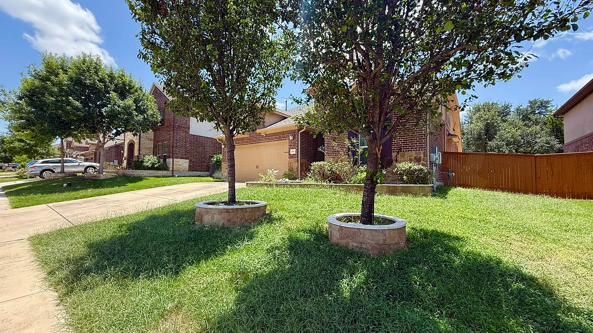 3 bed, 2.5 bath, 2687 sqft, $2,350 — Photo 3