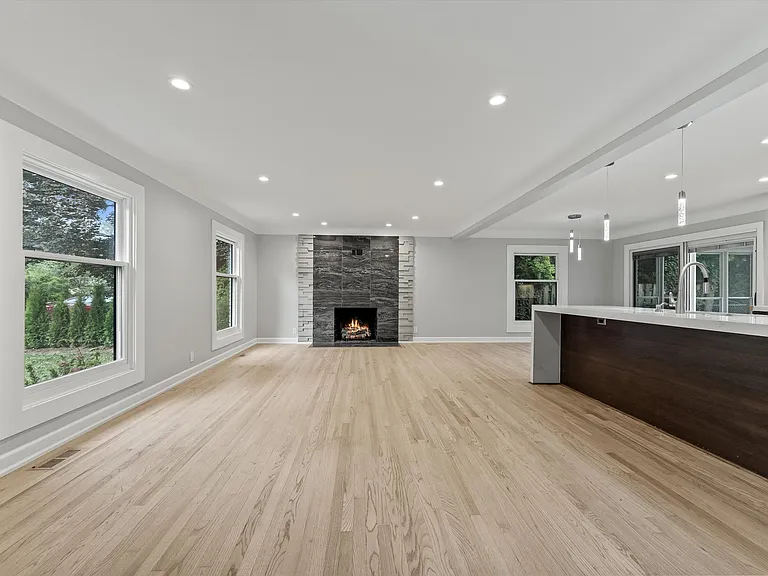 1054 Saxon Dr — Photo 4
