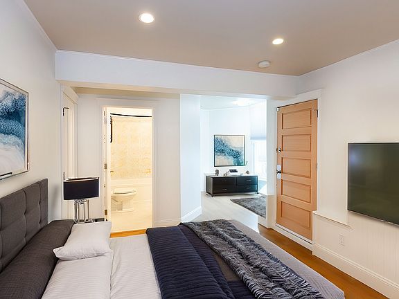 5th image of 1019 Rhode Island St
