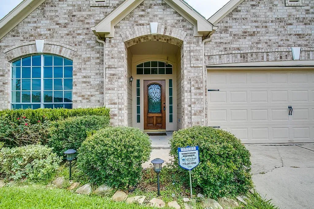 3 bed, 2.0 bath, 2011 sqft, $2,200 — Photo 3