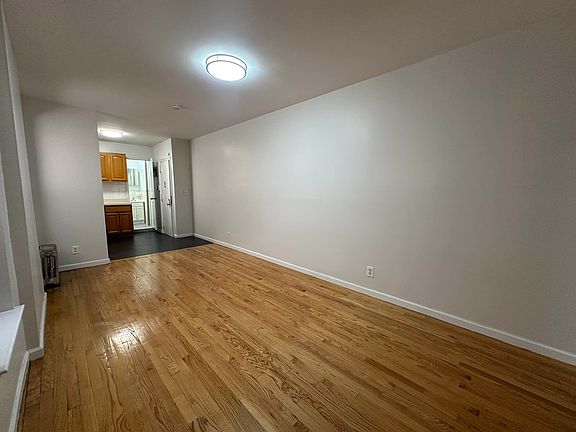 4th image of 331 W 35th St APT 4W
