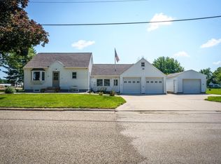 915 9th St, Jesup, IA 50648