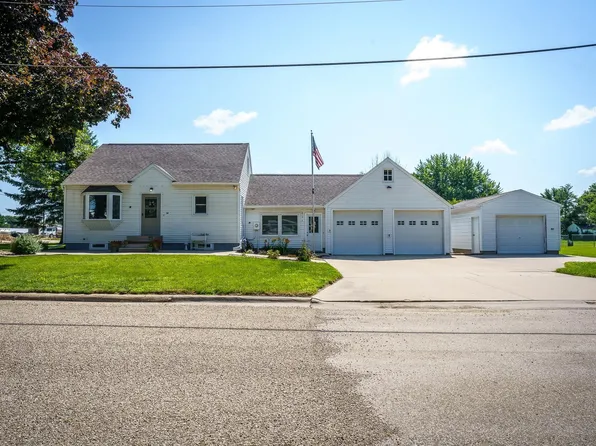 915 9th St, Jesup, IA 50648