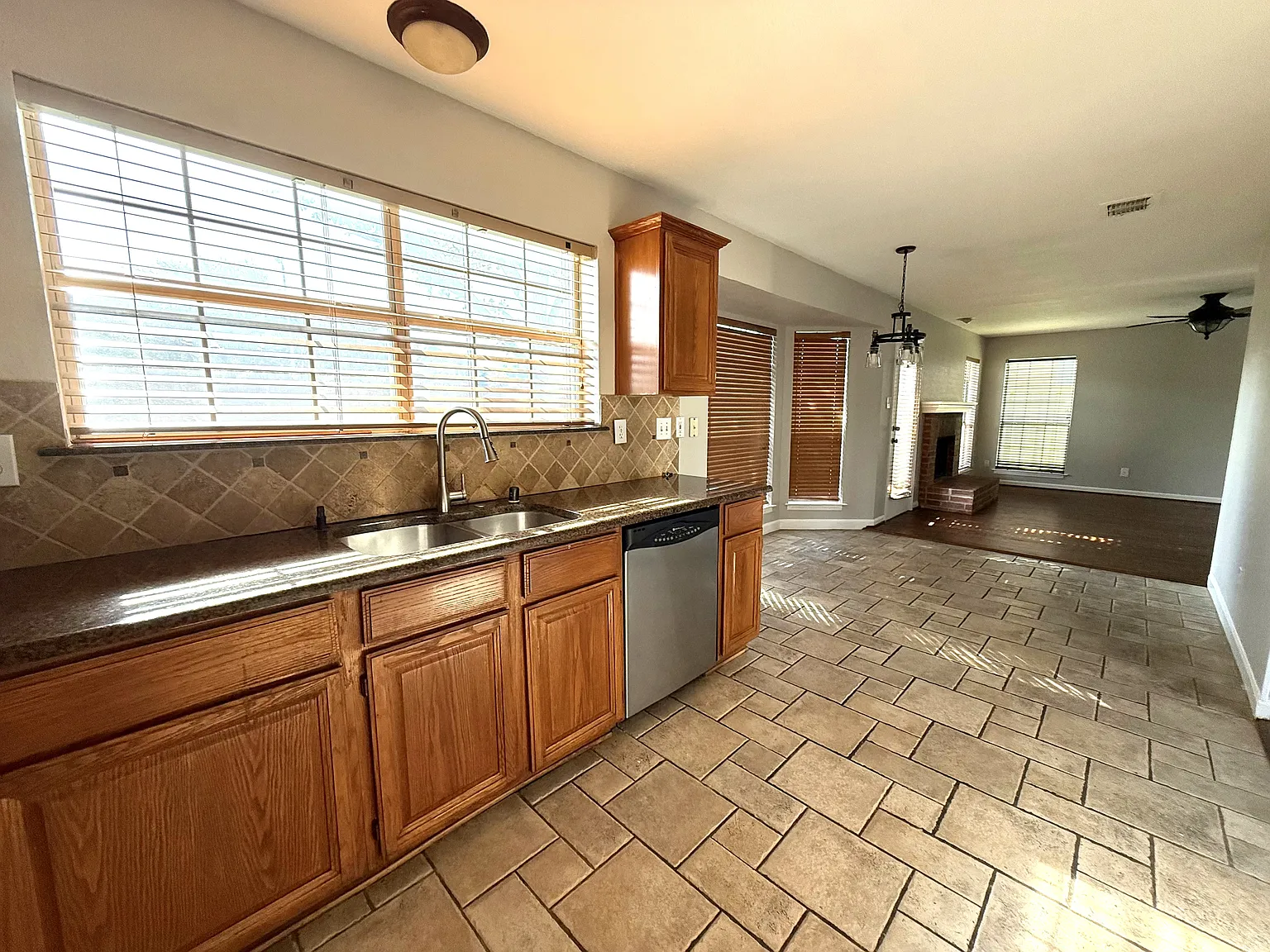 3 bed, 2.5 bath, 2166 sqft, $2,700 — Photo 3
