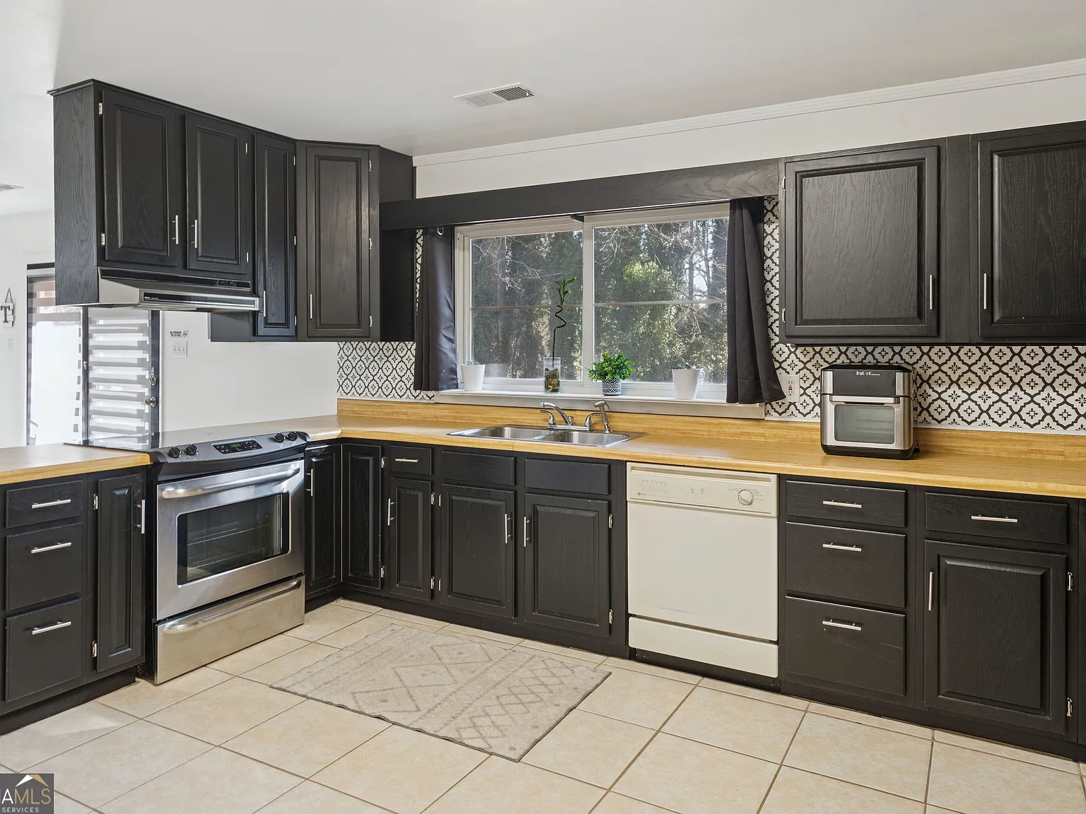 3 bed, 2.0 bath, 1682 sqft, $2,600 — Photo 3