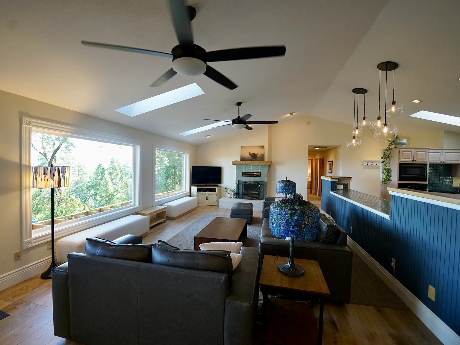 3 bed, 2500 sqft, $4,500 — Photo 2