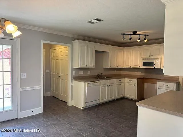 3 bed, 2.0 bath, 1429 sqft, $2,095 — Photo 4