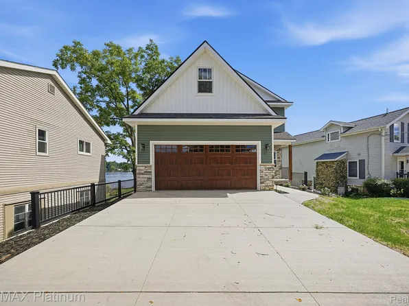 4075 Highcrest Dr, Brighton, MI 48116