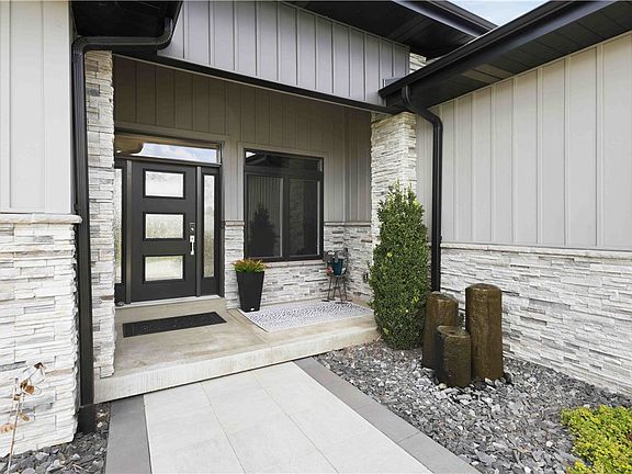 3rd image of 2079 Totteridge Dr