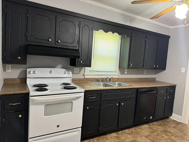 634 Lafayette Rd — Photo 2