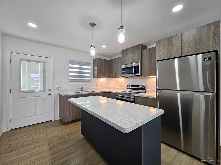 1525 W B St — Photo 7