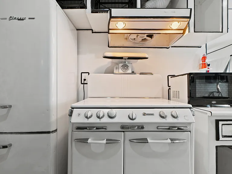 2815 E 64th St #4 — Photo 12