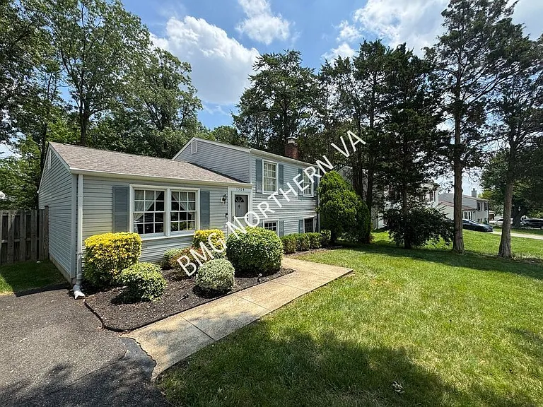1304 Dulles Pl — Photo 2