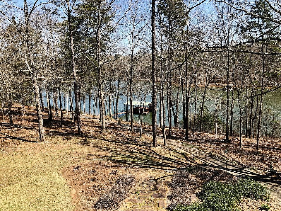 2nd image of 304 Lakeshore Dr