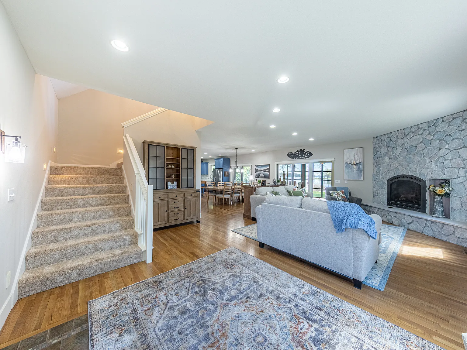 5 bed, 3800 sqft, $4,000 — Photo 2