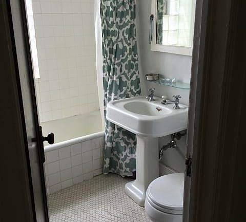 4th image of 7312 N Hamilton Ave #304