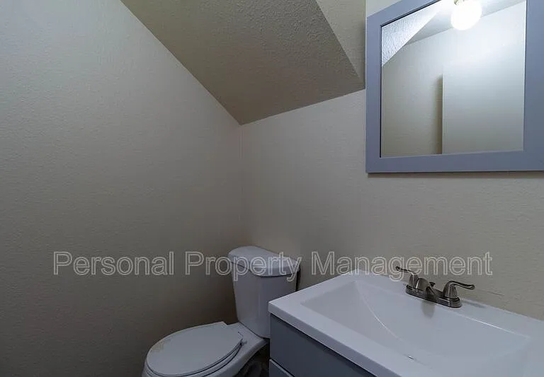 1327 Z St #B — Photo 5