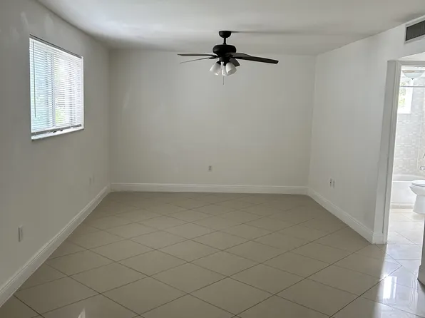 1985 NE 168th St #7, Miami, FL 33162