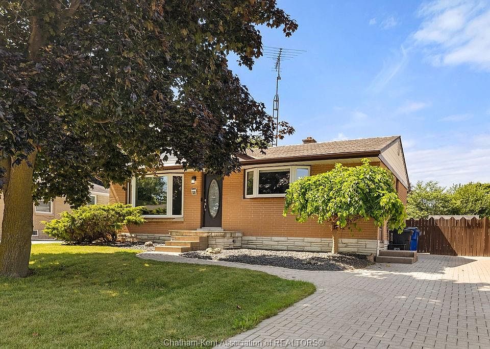 1st image of 23 Queensway Dr