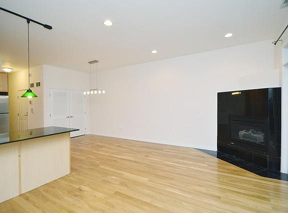 4th image of 1629 N Oakley Ave