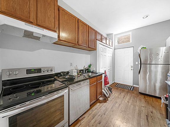 3rd image of 2946 N Lincoln Ave