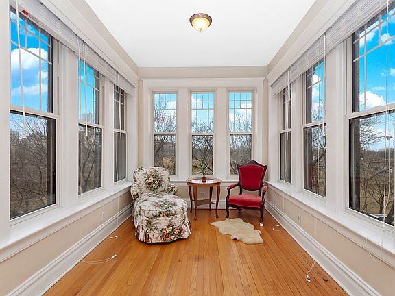 4th image of 717 W Montrose Ave #3E